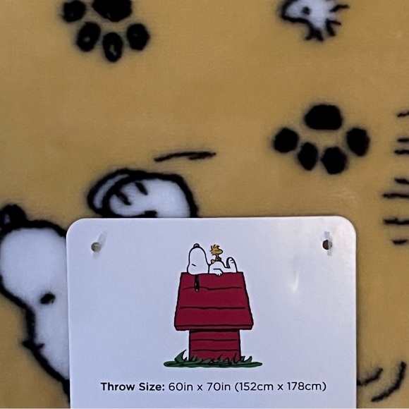 Peanuts Snoopy Yellow Blanket Throw - Picture 3 of 7